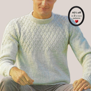 Puede incluir: Un suéter de punto de manga larga en color claro con un patrón de diamantes texturizado en el pecho y los hombros, con cuello redondo y puños acanalados. Un gráfico circular muestra el texto 40% off on 2 or more patterns.