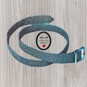 Puede incluir: Un cinturón tejido de color verde azulado oscuro con un patrón de espiga texturizado y una hebilla rectangular a juego. Un gráfico circular en el centro muestra el texto 40% off on 2 or more patterns con un pequeño icono de corazón rojo.