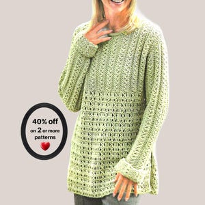 Peut inclure: Un pull à manches longues vert clair présentant un motif en tricot texturé avec des colonnes verticales et une bande horizontale de détails ajourés. Un badge noir circulaire affiche le texte 40% off on 2 or more patterns avec un cœur rouge.