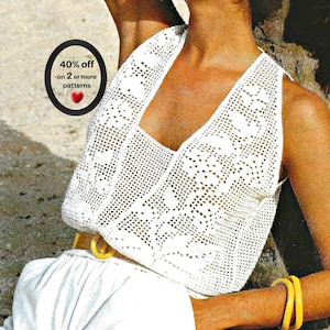 Puede incluir: Una blusa sin mangas de ganchillo blanco con escote en V y patrón calado, combinada con pantalones cortos blancos con un cinturón amarillo. Un gráfico ovalado negro a la izquierda contiene el texto 40% off on 2 or more patterns con un corazón rojo.