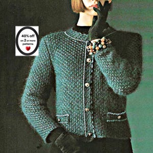 Könnte beinhalten: Eine blaugrüne, strukturierte Strickjacke mit Rundhalsausschnitt, langen Ärmeln und einer Knopfleiste mit Metallknöpfen. Das Kleidungsstück hat zwei kleine Vordertaschen mit Knopfdetails und ein weißes Etikett mit der Aufschrift 40% off on 2 or more patterns.