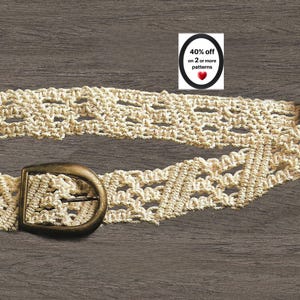 Peut inclure: Une ceinture crochetée de couleur crème présentant un motif ajouré complexe et une boucle en métal arrondi de ton laiton antique. Un panneau rectangulaire blanc affiche le texte 40% off on 2 or more patterns avec une petite icône de cœur rouge.
