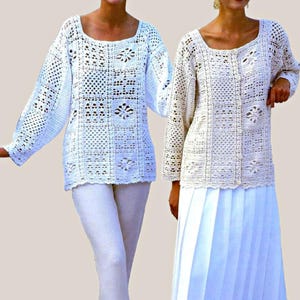 Puede incluir: Un suéter blanco de manga larga en crochet con escote cuadrado y leggings blancos, junto a un cárdigan de crochet color crema con botones frontales y una falda larga plisada blanca, ambos con intrincados patrones de calados.