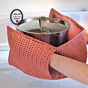 Può includere: Una presina all'uncinetto color terracotta, di forma quadrata con un motivo a punti testurizzati, avvolta attorno a una pentola in acciaio inossidabile con manico del coperchio in metallo. Un grafico circolare mostra 40% off on 2 or more patterns.