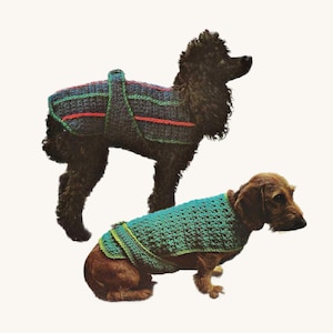 Puede incluir: Dos perros con abrigos para perros de ganchillo. El perro negro lleva un abrigo azul oscuro con rayas verdes y rojas. El perro marrón lleva un abrigo turquesa con ribete verde. Los abrigos están hechos a mano.