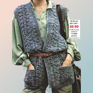 Puede incluir: Un chaleco azul tejido a crochet con bolsillos, usado sobre una camisa verde y un cinturón marrón. El chaleco tiene un patrón texturizado. La imagen incluye el texto "$0.90 en 2 o más patrones + 1 patrón GRATIS WeLove2Retro."