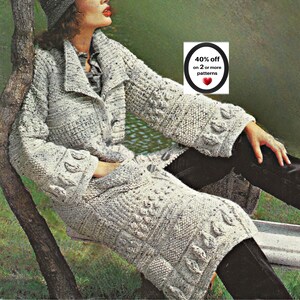 Peut inclure: Un long cardigan en tricot gris clair moucheté avec un motif texturé incluant des détails en forme de feuilles sur les manches et le bas, un large col et des boutons. Un graphique circulaire affiche le texte 40% off on 2 or more patterns.