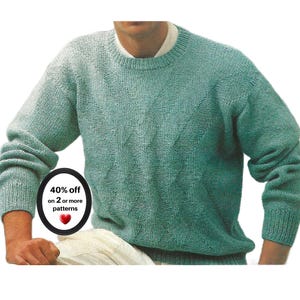 Peut inclure: Un pull à manches longues et col rond d'une couleur vert mousse unie, présentant un motif tricoté en losanges texturés sur le devant. Un badge noir circulaire en bas à gauche affiche le texte 40% off on 2 or more patterns.