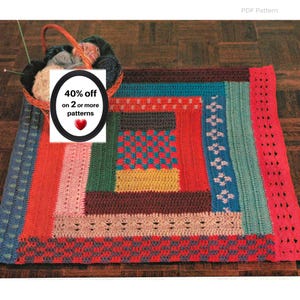 Könnte beinhalten: Eine quadratische Häkeldecke mit einem Patchwork aus mehrfarbigen Garnabschnitten in Rot, Blau, Grün, Gelb und Pink. Ein geflochtener Korb mit Garnknäueln und Stricknadeln steht in der Ecke mit einem Schild, das 40% off on 2 or more patterns besagt.