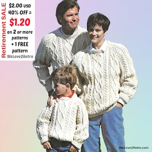 Könnte beinhalten: Eine dreiköpfige Familie in passenden cremefarbenen Zopfstrickpullovern und blauen Jeans. Die Pullover haben ein strukturiertes Muster. Das Bild enthält den Text "Retirement SALE" und "WeLove2Retro".