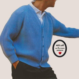 Puede incluir: Un cárdigan azul brillante con cuello en V, textura de punto acanalado grueso, mangas largas y cierre frontal de botones. La prenda se lleva sobre una camisa blanca con cuello y pantalones oscuros. Un círculo negro muestra 40% off on 2 or more patterns.