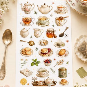 Puede incluir: Una hoja de pegatinas con varias ilustraciones sobre el tema del té, incluyendo teteras, tazas, platillos, tarros de miel, terrones de azúcar, galletas, scones, una rodaja de limón, un colador de té, una bolsita de té y flores.