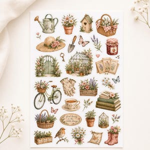 Könnte beinhalten: Ein Bogen mit Aufklebern zum Thema Garten. Enthält Bilder von einer Gießkanne, Blumentöpfen, einem Vogelhaus, einem Korb, einem Hut, einer Schaufel, einem Gewächshaus, einem Fahrrad, Handschuhen, einer Teetasse, Büchern und Stiefeln. Die Aufkleber sind in sanften Pastellfarben gehalten.