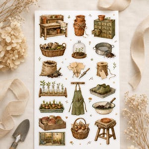 Peut inclure: Une planche d'autocollants avec des illustrations à l'aquarelle d'outils et d'accessoires de jardinage. Les images incluent des pots en terre cuite, un établi de jardinage en bois, un tablier vert et un petit tabouret en bois.
