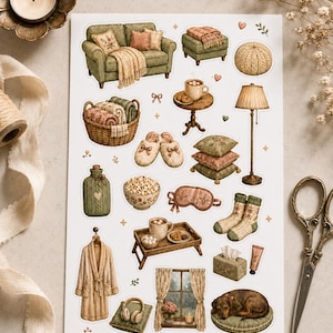 Könnte beinhalten: Ein Stickerbogen mit Illustrationen gemütlicher Wohnaccessoires. Enthält ein Sofa, einen Hocker, Kissen, eine Lampe, Hausschuhe, einen Bademantel und einen schlafenden Hund. Die Farbpalette ist warm, mit Grün-, Beige- und Brauntönen, die ein Gefühl von Komfort vermitteln.