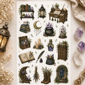 Op de afbeelding: Een vel stickers met fantasie-thema illustraties. De ontwerpen omvatten een ketel, boeken, een maansikkel plank, een bureau, een lantaarn en een kist. Het kleurenpalet is gedempt met tinten bruin, paars en groen. De stickers zijn ontworpen met een grillige esthetiek.