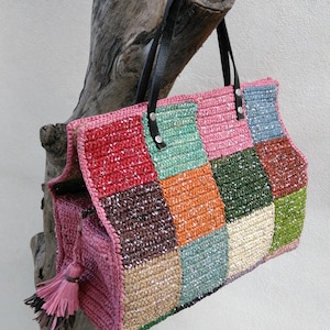 Könnte beinhalten: Ein Set aus drei Keramikbechern mit gesprenkelter, matter Oberfläche. Die Becher sind in Creme-, Hellgrau- und Dunkelgrautönen gehalten. Jeder Becher hat ein schlichtes, modernes Design und einen abgerundeten Griff.