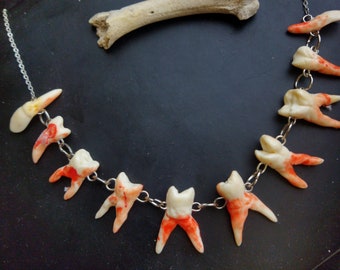 Collana con denti insanguinati, dente umano su catena d&#39;argento, molari fatti a mano, curiosità sulle stranezze, gioielli goti raccapriccianti, estetica oscura