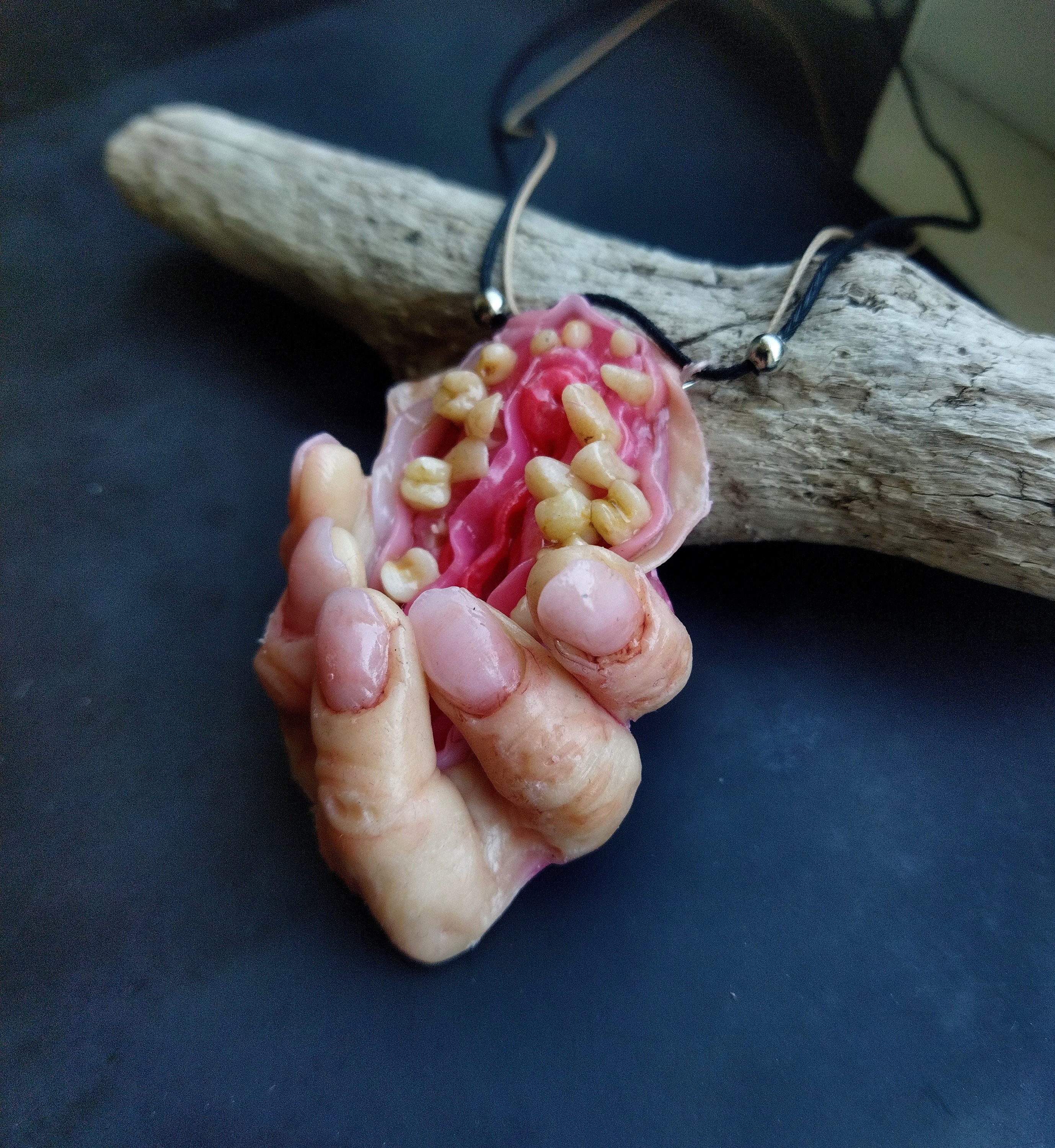 Vagina dentata con dita, gioielli Vulva, regalo femminista, collana Yoni, vagina con denti, figa, potere delle ragazze, cose strane, sangue inquietante