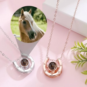 Collar con proyección de fotos personalizado, collar con caballo, colgante de herradura, regalos del Año del Caballo para niñas, regalo conmemorativo del caballo