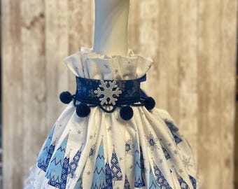 Abito natalizio o invernale da 23 pollici (58 cm) a forma di oca da portico, completo di fiocco. L'abito è progettato per essere indossato con o senza braccia. Le braccia non sono incluse, ma sono disponibili come accessorio aggiuntivo.