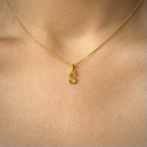 Collar con inicial de oro / colgante con letra / chapado en oro de 18 quilates