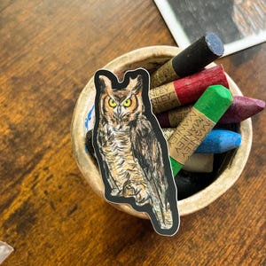 Autocollant vinyle « Hibou grand-duc » – 3,2 x 6 cm | Illustration originale Peachtober 2024