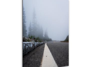 Impresión en lienzo de un camino de montaña con niebla matutina, arte mural de naturaleza forestal
