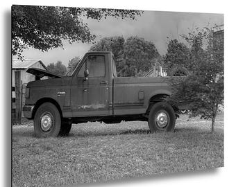 Stampa fotografica in bianco e nero di un camioncino agricolo, decorazione murale rustica del sud degli Stati Uniti.