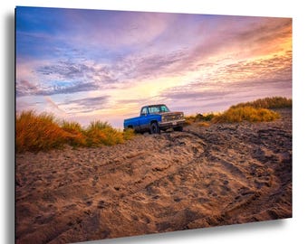 Vintage pick-up truck met strandduinenprint, rustieke kustlandschapsfotografie