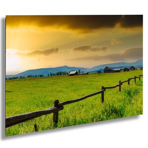 Rustikaler Charme: Goldener Sonnenschein am Gehöft, Mormon Row, Moose Wyoming, beruhigende Landschaftswanddekoration, rustikale Bauernhauswanddekor