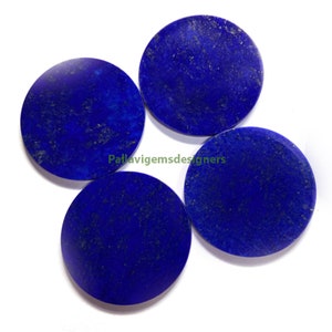 Könnte beinhalten: Vier runde, blaue Lapislazuli-Cabochons mit goldenen Flecken. Die Cabochons haben einen Durchmesser von etwa 5 cm.