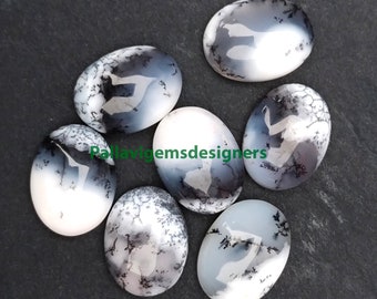 Op de afbeelding: Zes ovale dendritische agaat cabochons met een wit en zwart patroon. De cabochons zijn glad en gepolijst.