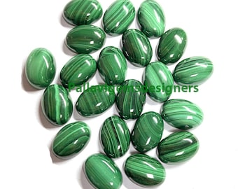 Puede incluir: Una colección de 18 piedras preciosas de malaquita de forma ovalada. Las piedras son de color verde oscuro con vetas blancas.