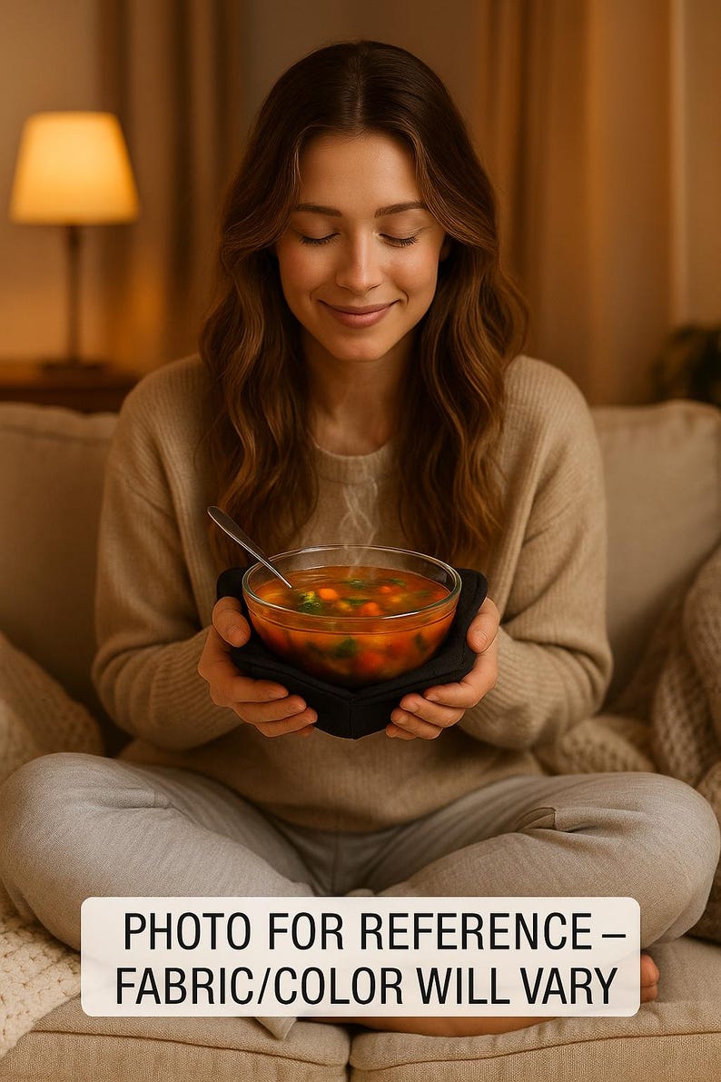 Puede incluir: Un cuenco de vidrio transparente lleno de sopa caliente, sostenido en un soporte de tela negra. La sopa contiene verduras visibles. La imagen incluye el texto "PHOTO FOR REFERENCE - FABRIC/COLOR WILL VARY".