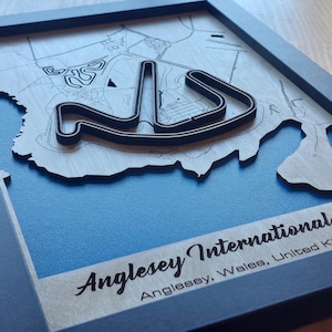 Muurkunst Anglesey International Circuit | Trac Mon | Lasergegraveerd hout | Acrylwatereffect