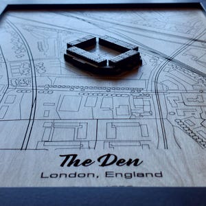 Pu&ograve; includere: Una mappa in legno di The Den a Londra, in Inghilterra. La mappa &egrave; tagliata al laser e presenta un edificio 3D al centro.