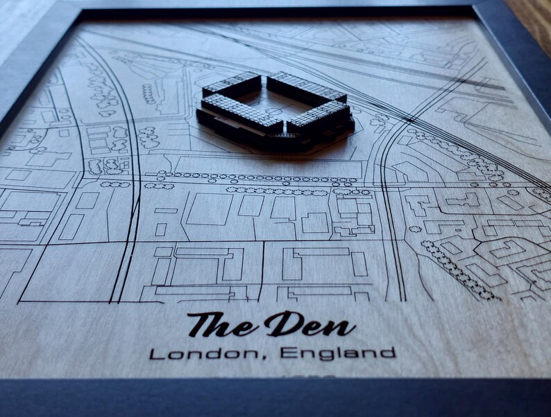 Pu&ograve; includere: Una mappa in legno di The Den a Londra, in Inghilterra. La mappa &egrave; tagliata al laser e presenta un edificio 3D al centro.