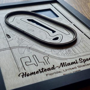 Art mural Homestead–Miami Speedway | Multicouche 3D | Bois gravé au laser | Acrylique effet eau