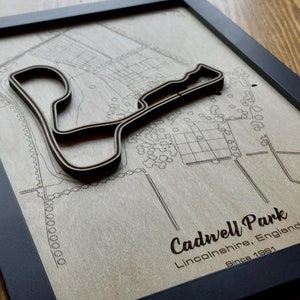 Cadwell Park Wall Art / Campeonato Británico de Superbikes / Madera grabada con láser / Efecto agua acrílica