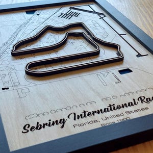 Art mural Circuit de course international de Sebring |  12 heures Sebring | Bois gravé au laser | Acrylique effet eau