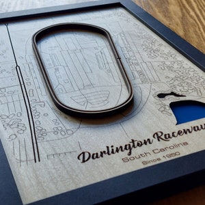 Art mural circuit de course Darlington | Sud 500 Goodyear 400 | Bois gravé au laser | Acrylique effet eau