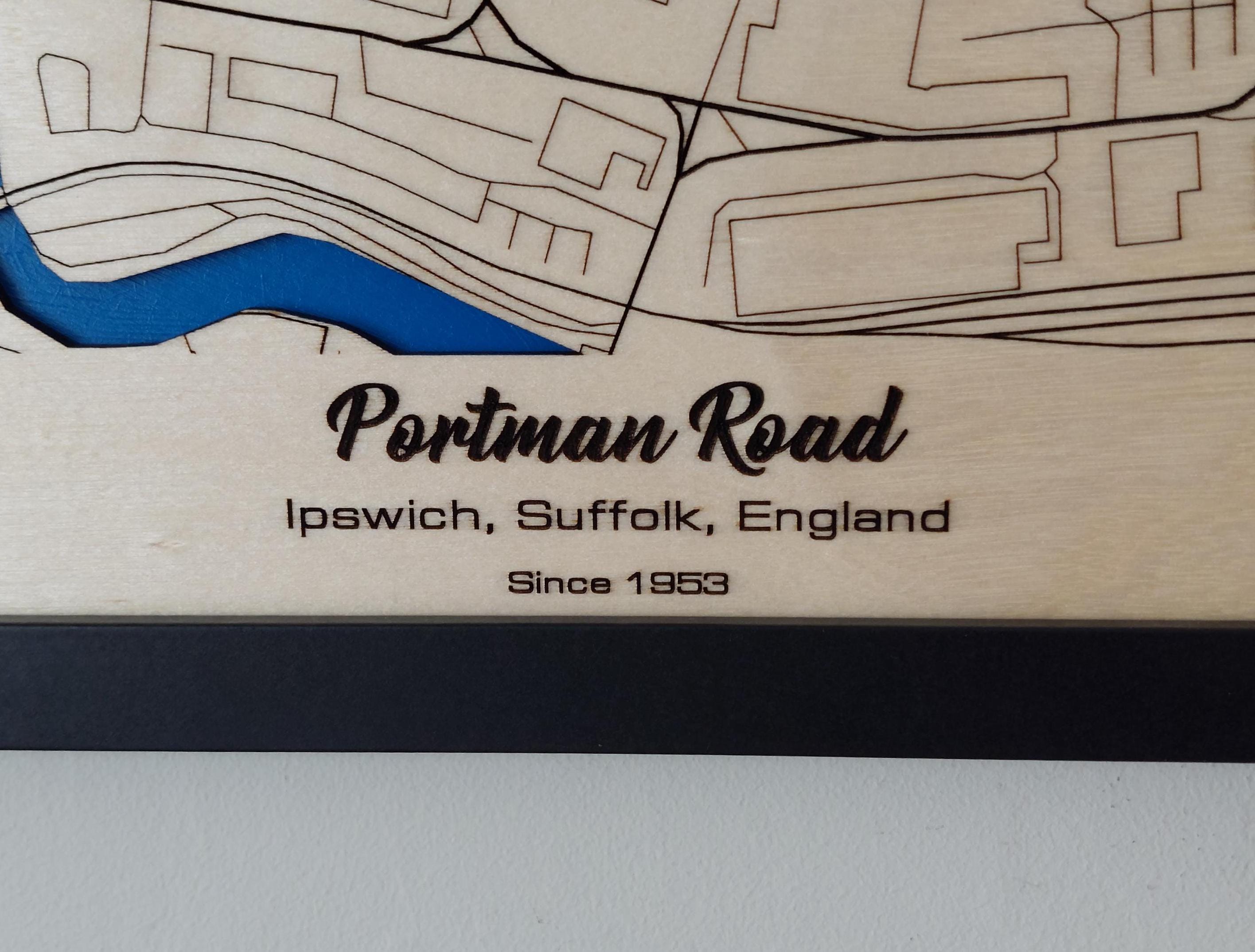 PORTMAN ROAD (IPSWICH TOWN) SCHILD (HANDGESCHNITZT & BEMALT
