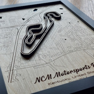NCM Motorsports Park Wall Art / Madera grabada con láser / Efecto agua acrílica
