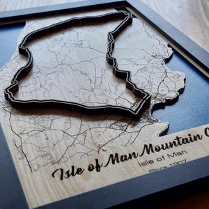 Bergcursus Isle Of Man | Lasergegraveerd hout | Acrylwatereffect