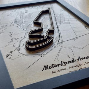 Art mural MotorLand Aragón | Bois gravé au laser