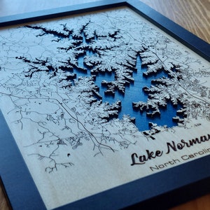 Art mural lac Norman | Caroline du Nord | Multicouche 3D | Bois acrylique gravé au laser effet eau