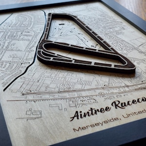Arte de pared del hipódromo de Aintree / The Grand National / Madera grabada con láser / Efecto agua acrílica