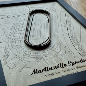Art mural circuit de course de Martinsville | NOCO 400 | Bois gravé au laser