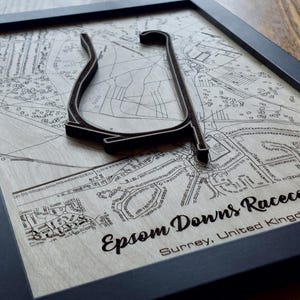 Art mural de l'hippodrome d'Epsom Downs | Derby d'Epsom | Bois gravé au laser | Acrylique effet eau